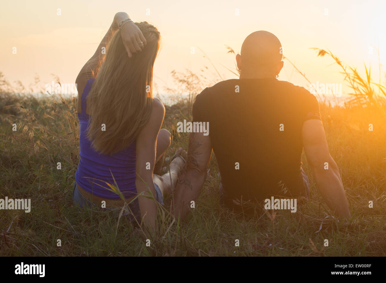 Couple coucher de soleil la campagne de l'été vous pourrez vous détendre assis personnes Banque D'Images