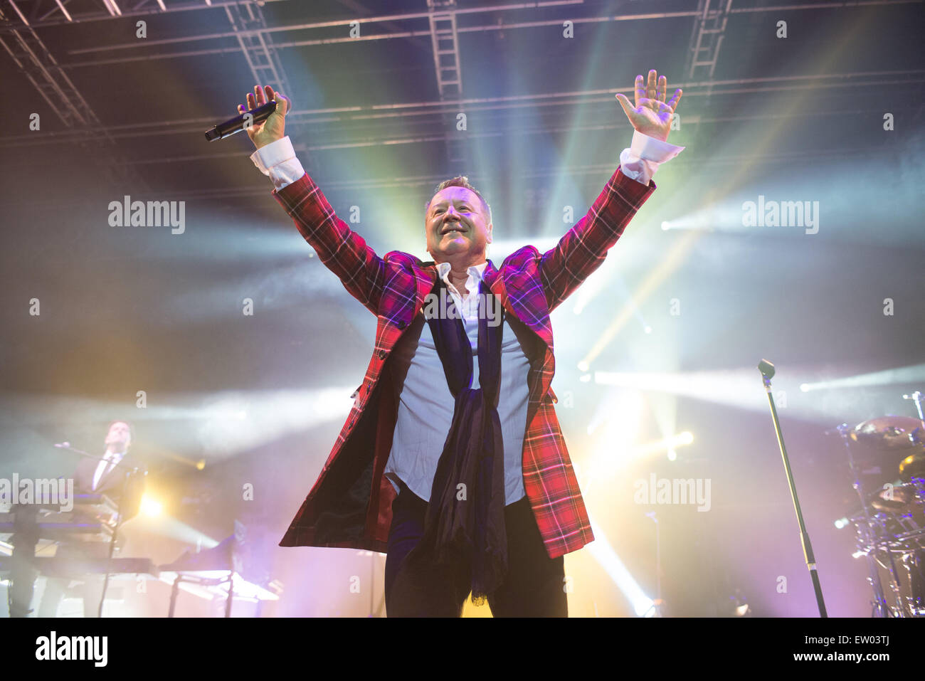 Simple Minds en live à l'Auditorium de Grimsby avec : Jim Kerr Où : Grimsby, Royaume-Uni Quand : 27 mars 2015 C Banque D'Images