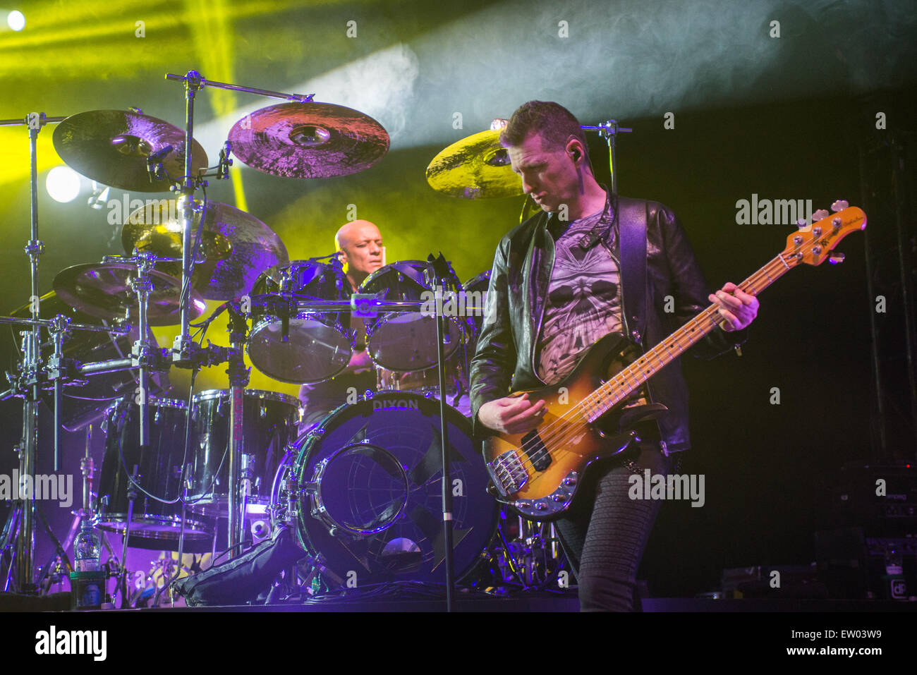 Simple Minds en live à l'Auditorium de Grimsby avec : Mel Gaynor, Ged Grimes Où : Grimsby, Royaume-Uni Quand : 27 mars 2015 C Banque D'Images