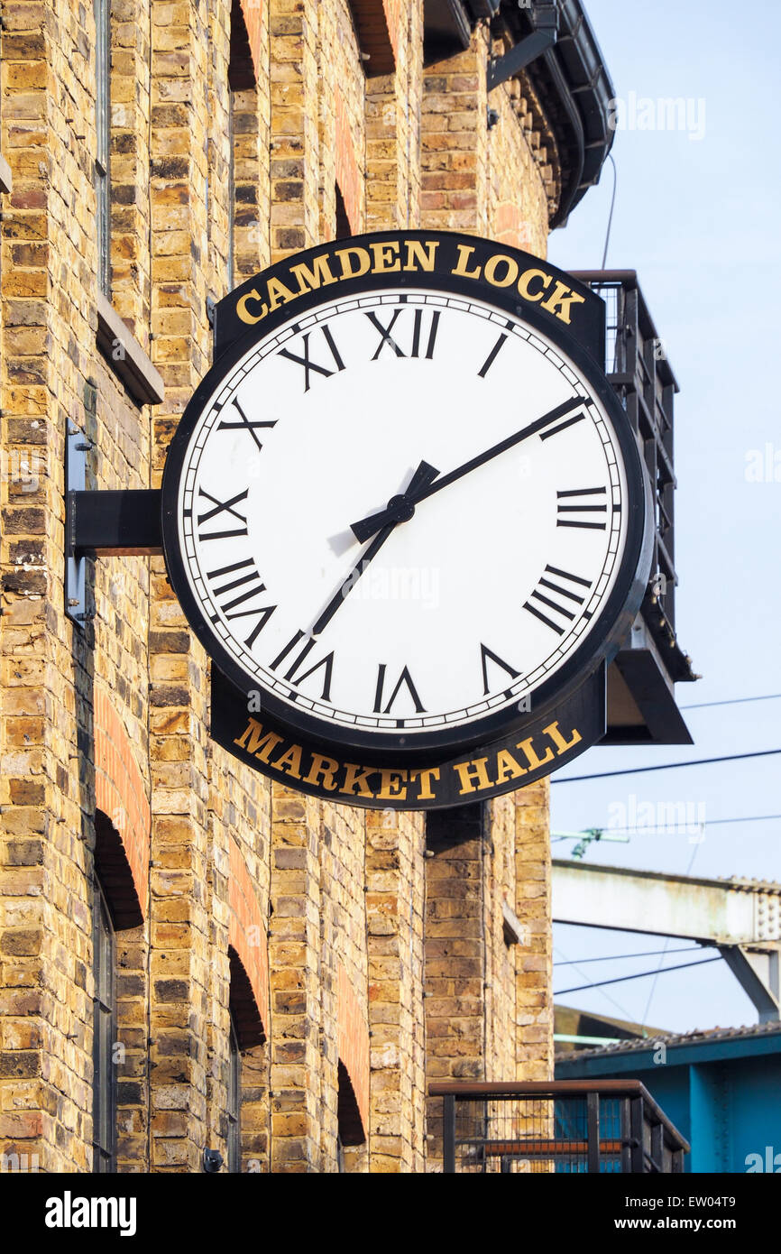 Une horloge murale traditionnelle est exposée comme l'étoile sur le mur de brique à l'extérieur de la célèbre boutique et marché alimentaire de Camden Town, Londres Banque D'Images