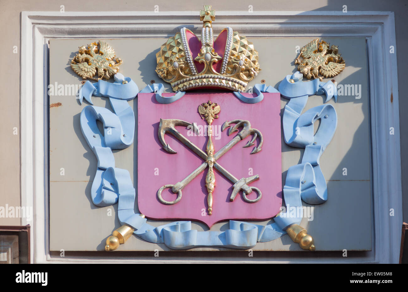 Les armoiries de la ville de Saint-Pétersbourg sur la façade de l'Assemblée législative (palais Mariinsky) Banque D'Images