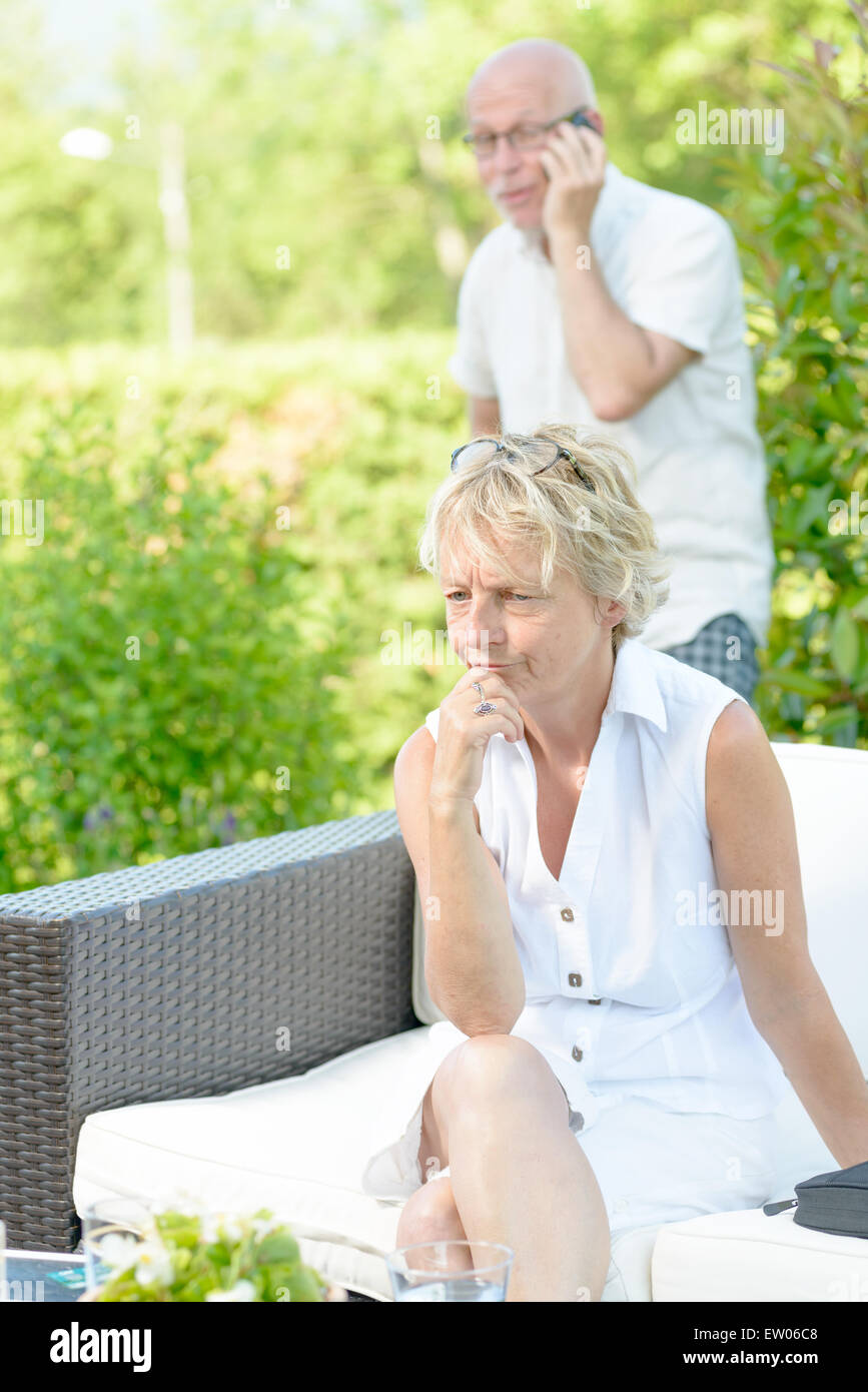Une femme jalouse de son mari sur le téléphone Photo Stock Alamy