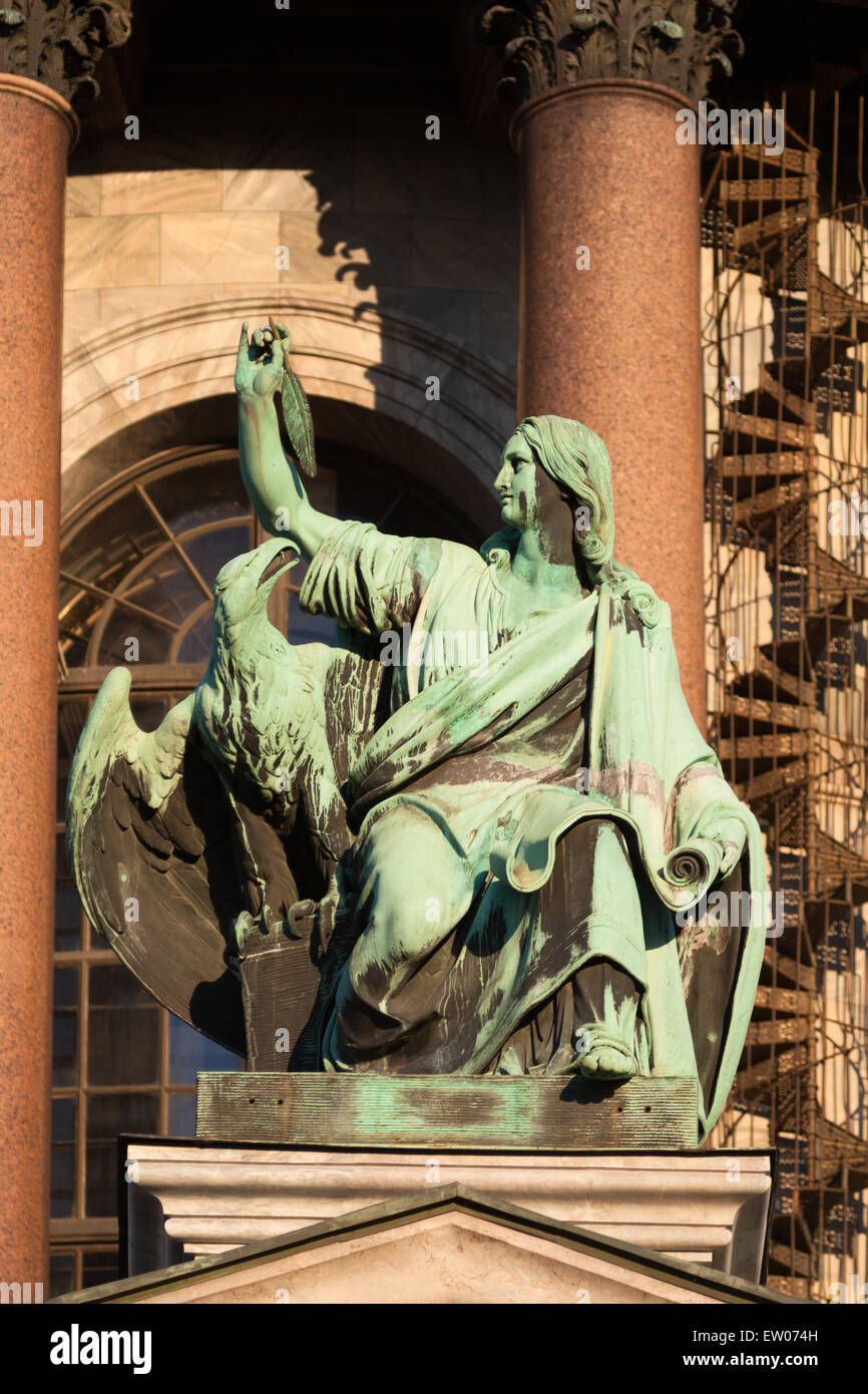 Sculpture de l'Évangéliste Jean avec l'aigle par le sculpteur Ivan Petrovitch Vitali (1794-1855), sur la cathédrale Isaac, St Petersburg Banque D'Images