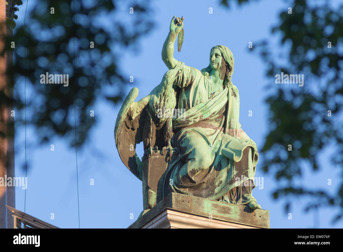 Sculpture de l'Évangéliste Jean avec l'aigle par le sculpteur Ivan Petrovitch Vitali (1794-1855), sur la cathédrale Isaac, St Petersburg Banque D'Images