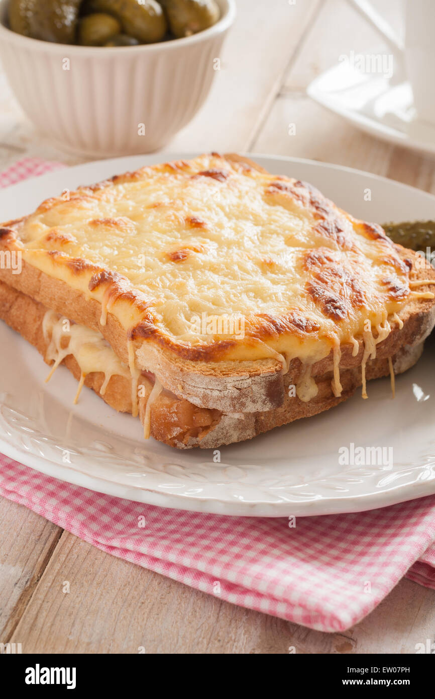 Un croque-monsieur au fromage grillé traditionnel français et de sandwich  au jambon surmontée de sauce béchamel Photo Stock - Alamy