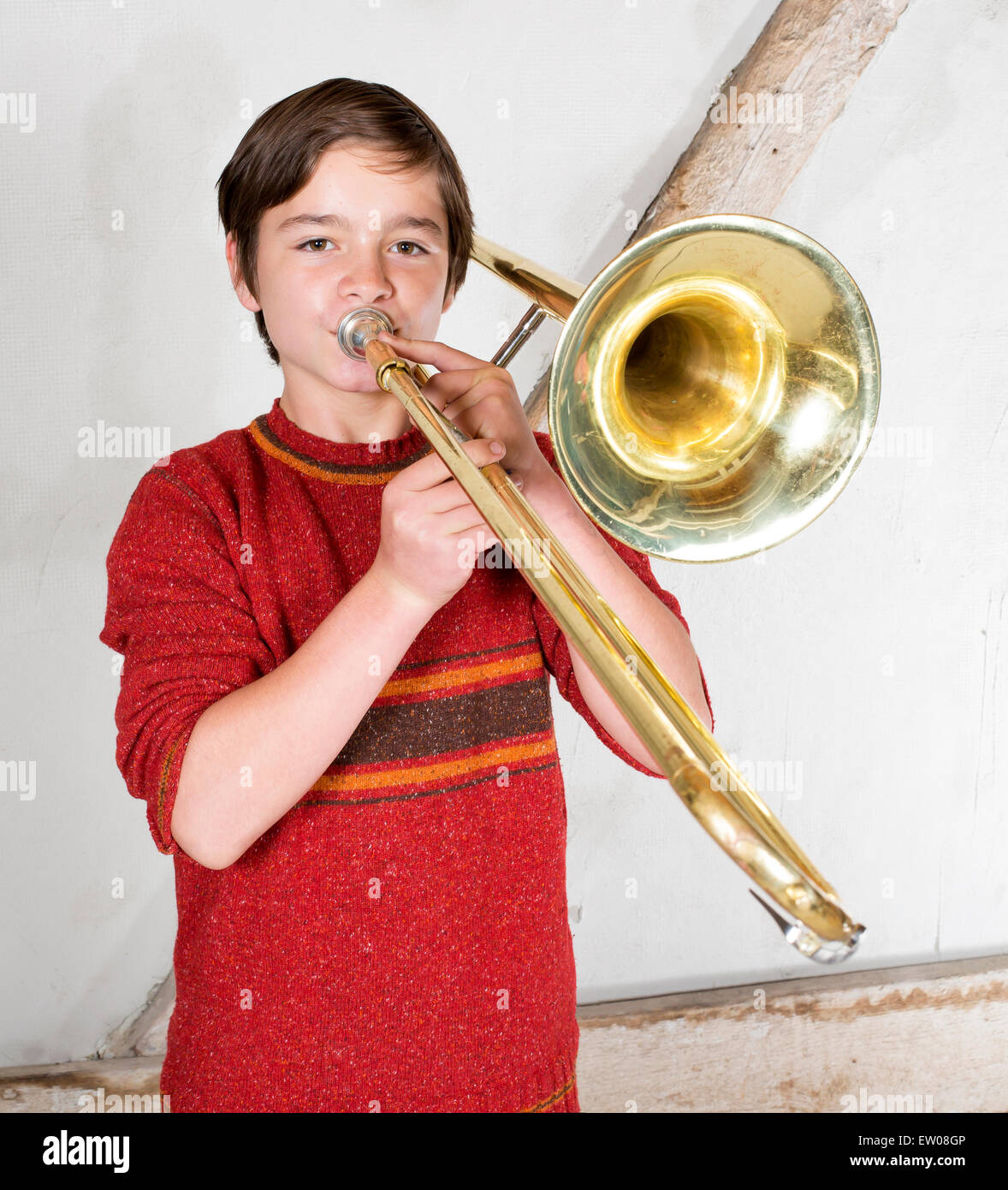 Portrait d'un garçon jouant du trombone Photo Stock - Alamy