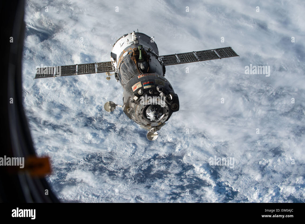 La Fédération russe Soyouz TMA-15M transportant l'équipage de l'Expédition 43 vers la terre se désengage de la Station spatiale internationale le 11 juin 2015, dans l'orbite de la Terre. Banque D'Images