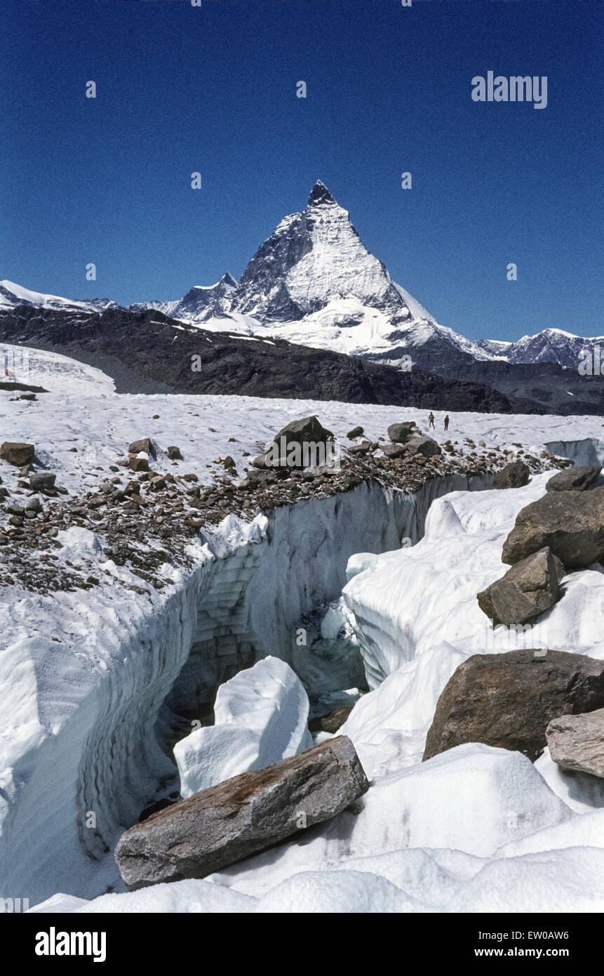 Randspalte suis Gornergletscher crevasse sur le glacier du Gorner impressionnante en 1982. Surface des glaciers avec des pierres et Cervin Banque D'Images