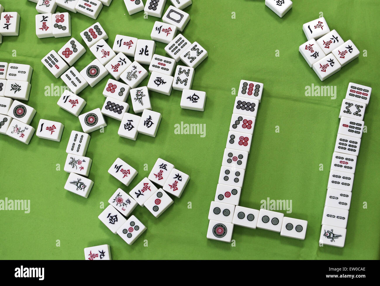 Table avec des pièces de Mahjong Banque D'Images