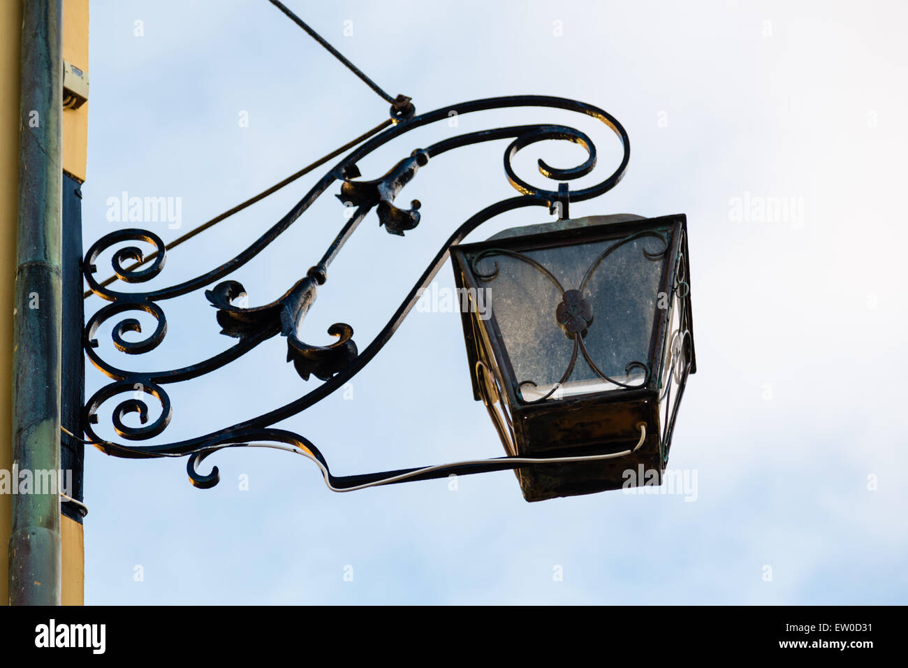 Lampe sur le mur de l'école aspoy, alesund, Norvège Banque D'Images