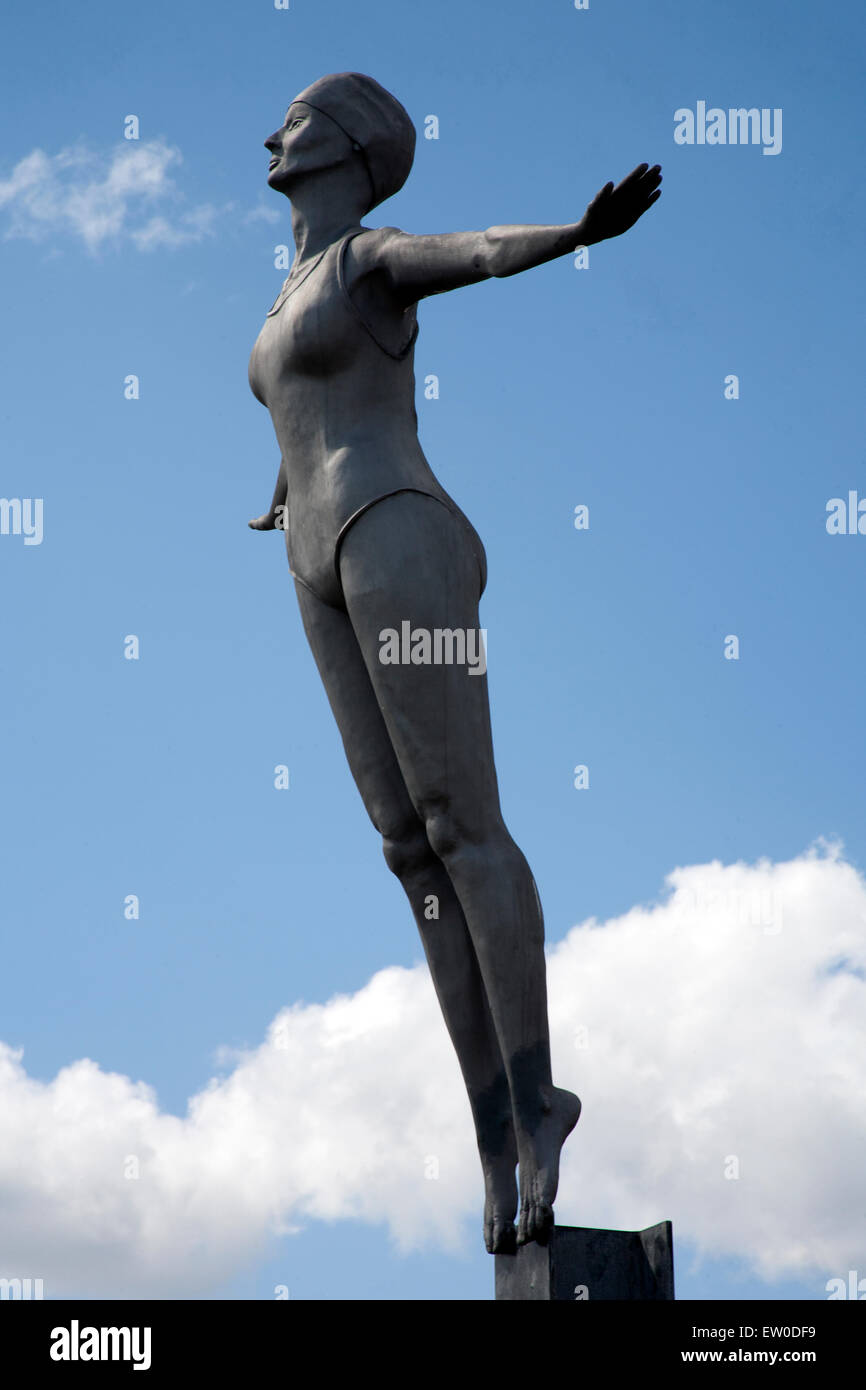 Statue d'une femme sur le point d'nageur plongée sur le mur du port, Scarborough, Yorkshire UK Banque D'Images