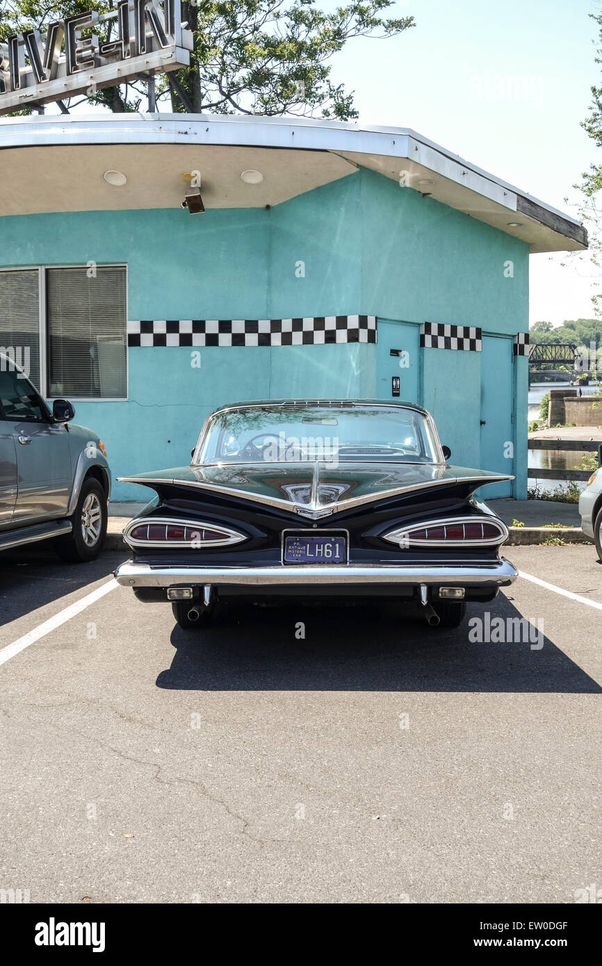 Chevrolet Impala dans l'avant du restaurant américain, New Jersey, USA. Banque D'Images