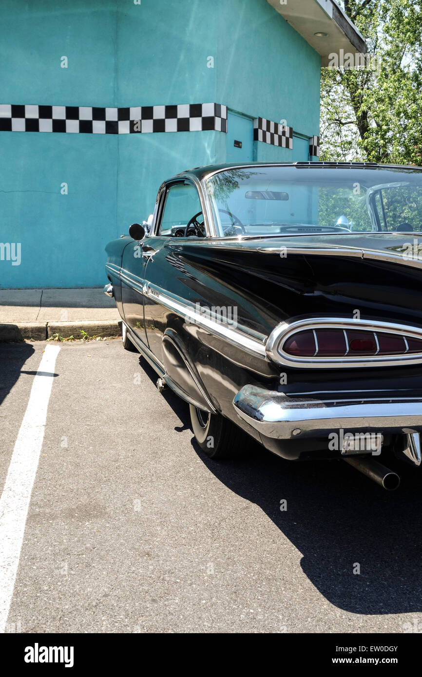 Chevrolet Impala dans l'avant du restaurant américain, New Jersey, USA. Banque D'Images