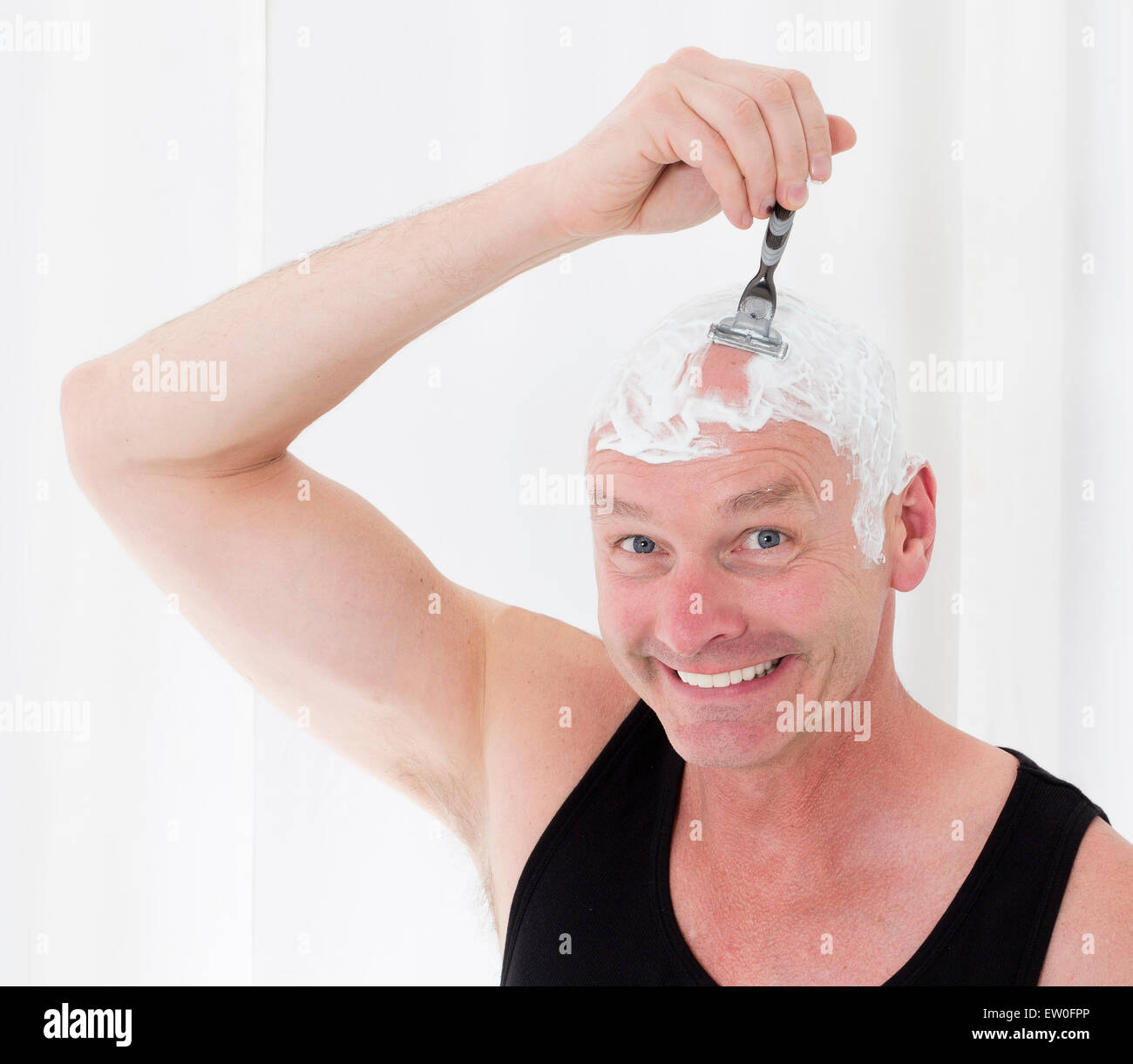 Man in Black T-shirt est de sa tête et sourit Banque D'Images