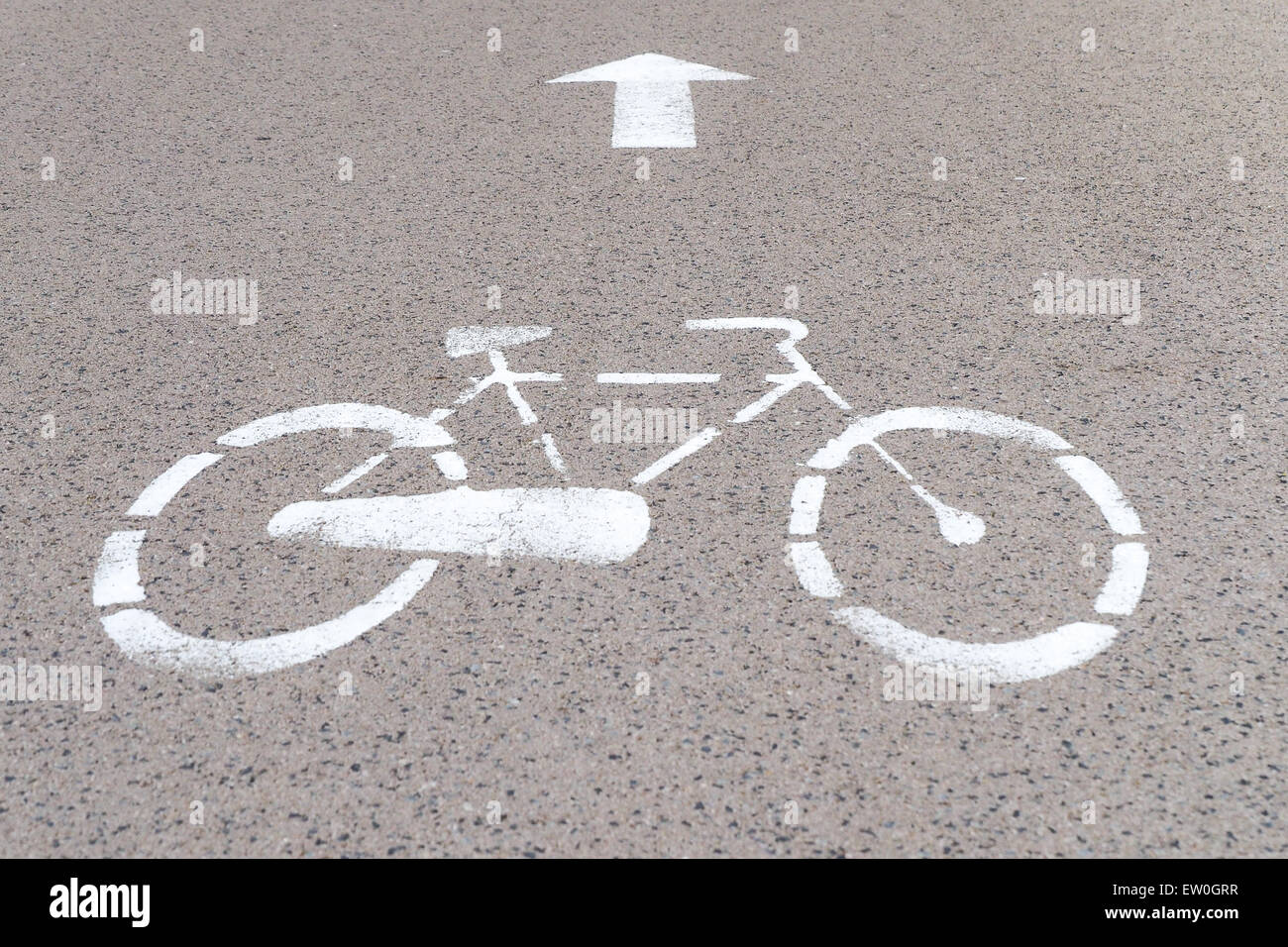 Symbole d'un vélo représenté sur la surface d'une route, pour marquer le chemin réservé aux cyclistes. Banque D'Images