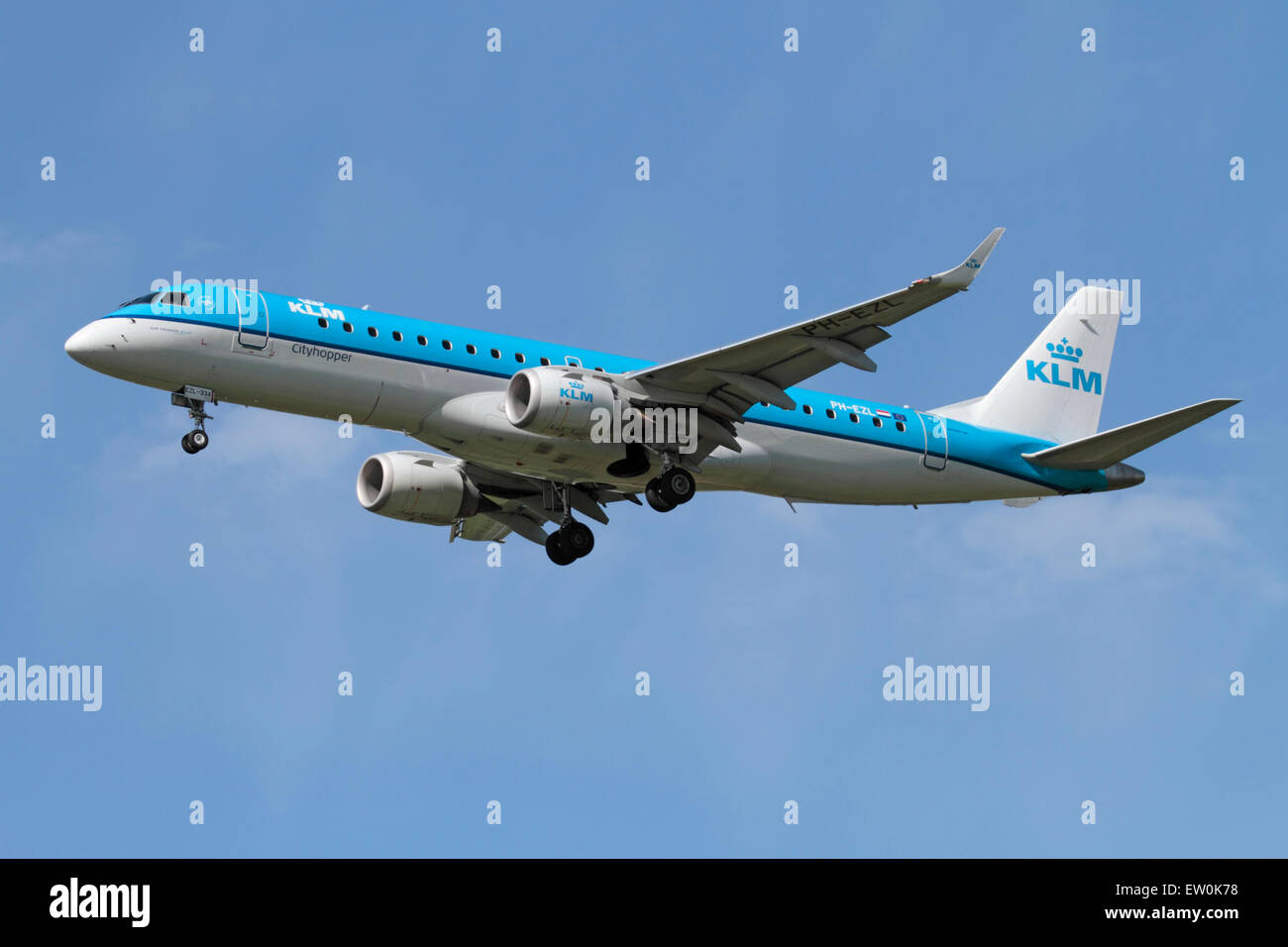 Embraer 190 KLM Cityhopper petit avion de ligne court-courrier en approche. L'aviation civile moderne. Banque D'Images