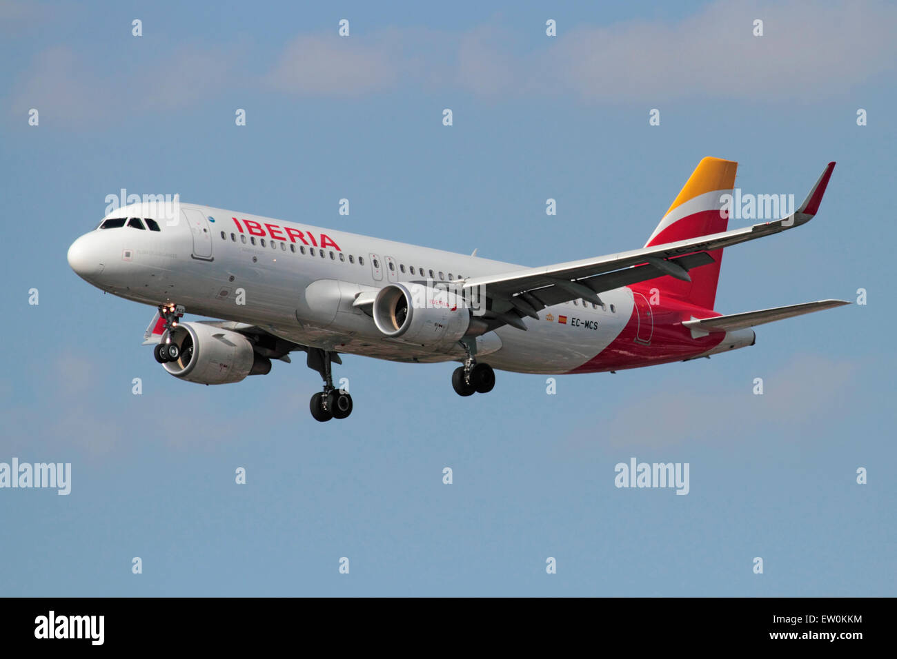Iberia Airbus A320 avion à réaction avec 'Sharklets' (winglets) en approche. L'aviation civile moderne. Banque D'Images Iberia Airbus A320 avion à réaction avec 'Sharklets' (winglets) en approche. L'aviation civile moderne. Banque D'Images