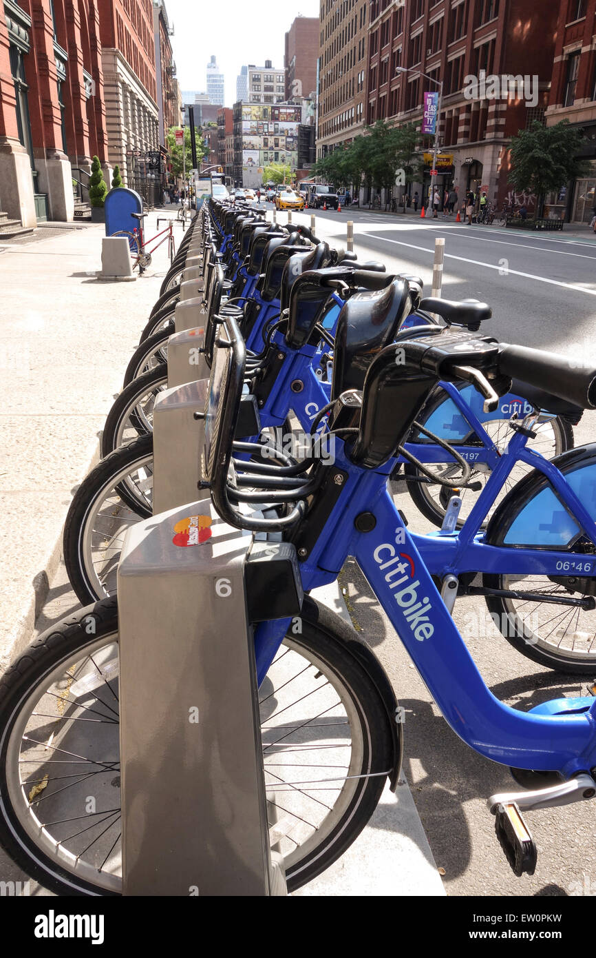 Rue de la ville de New York avec une rangée de bicyclettes, CitiBike USA Banque D'Images