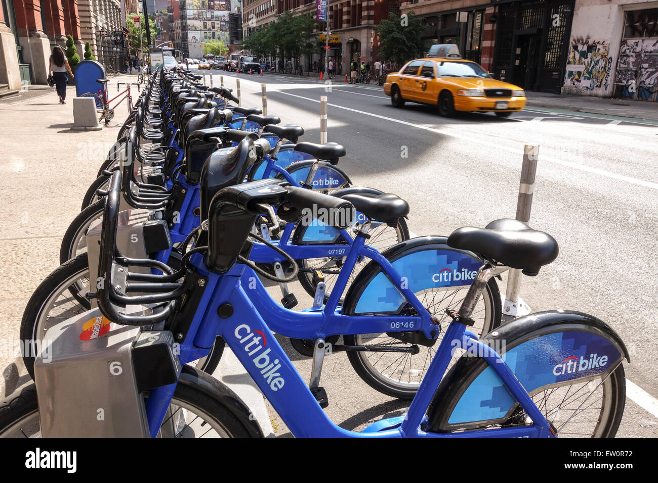 Rue de la ville de New York avec une rangée de bicyclettes, CitiBikes, USA Banque D'Images