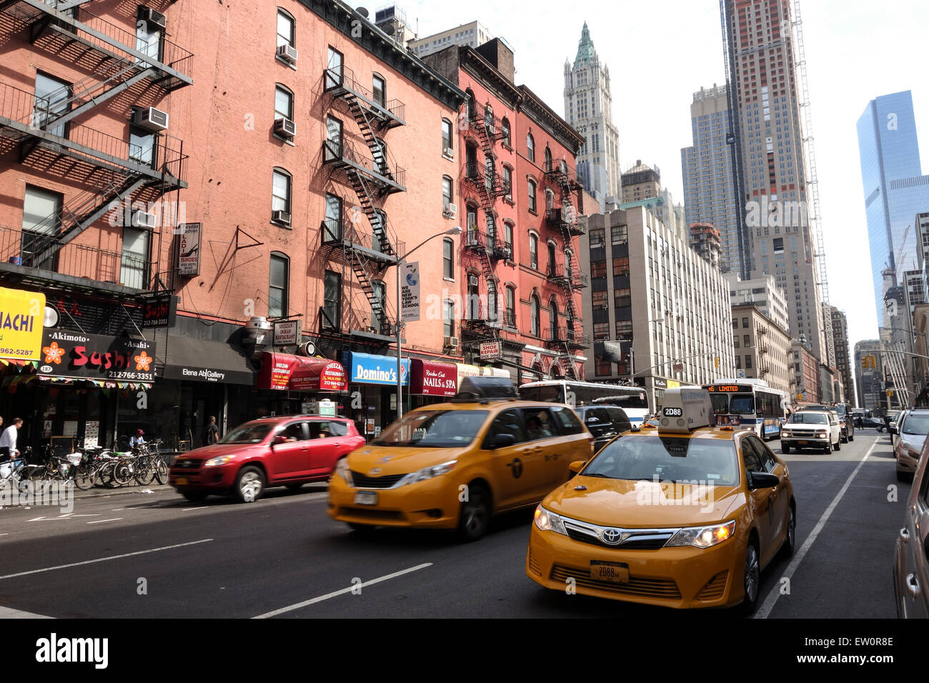 New York City Taxi et de rues jaune le Woolworth Building USA Banque D'Images