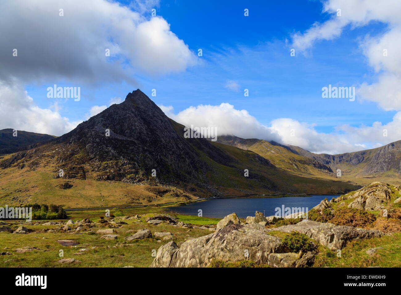 Dans l'Ombre de nuages Tryfan Banque D'Images