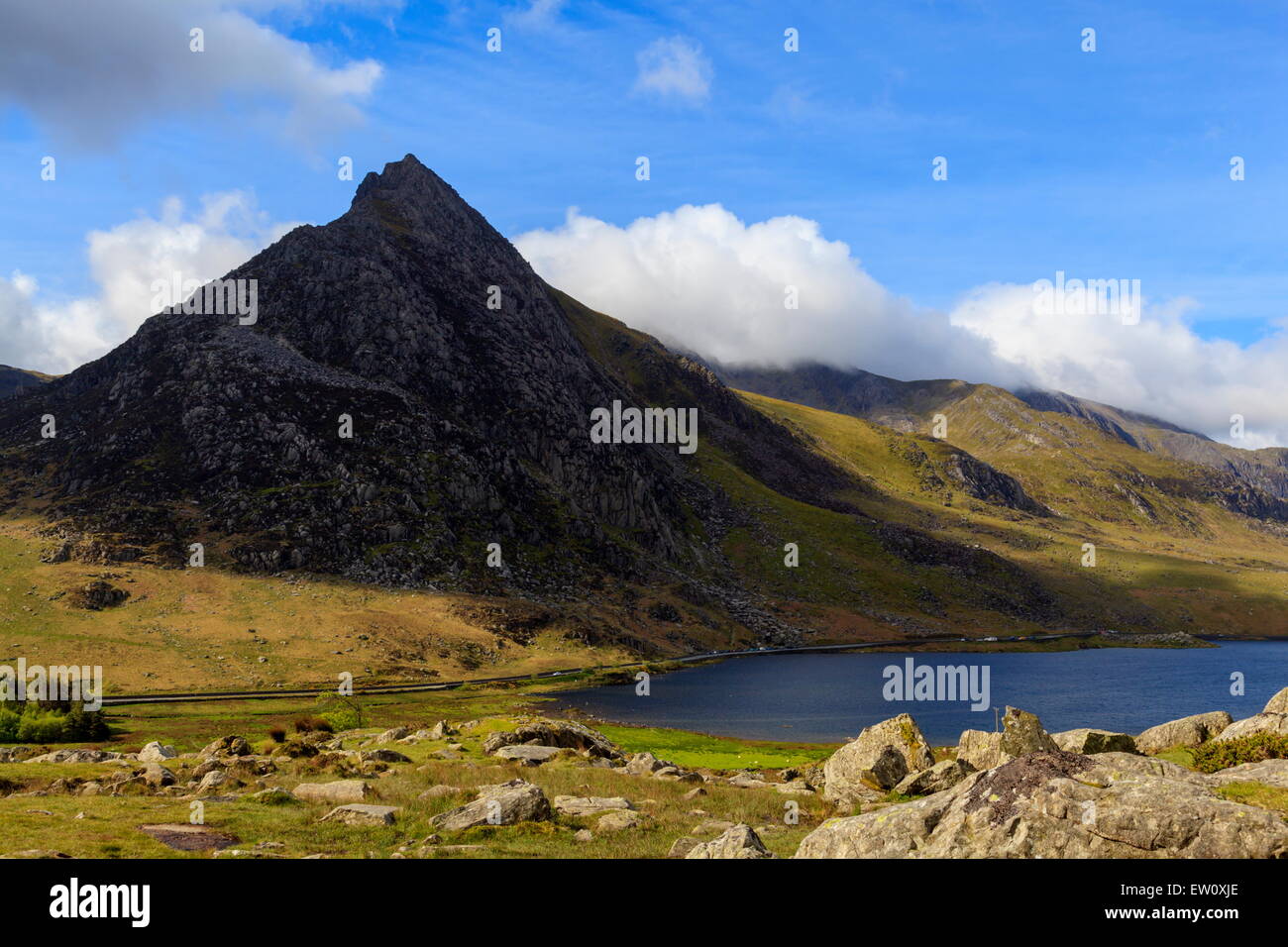 Dans l'Ombre de nuages Tryfan Banque D'Images