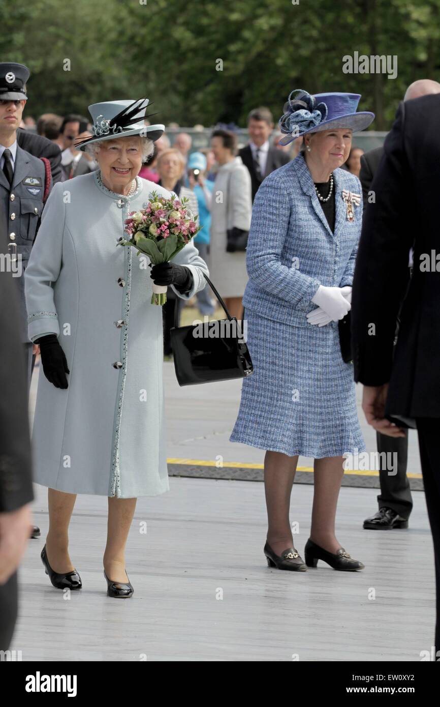 La reine Elizabeth II marche avec Sarah Goad durant la commémoration des 800 ans de la Grande Charte, le 15 juin 2015 à Runnymede, en Angleterre. Banque D'Images