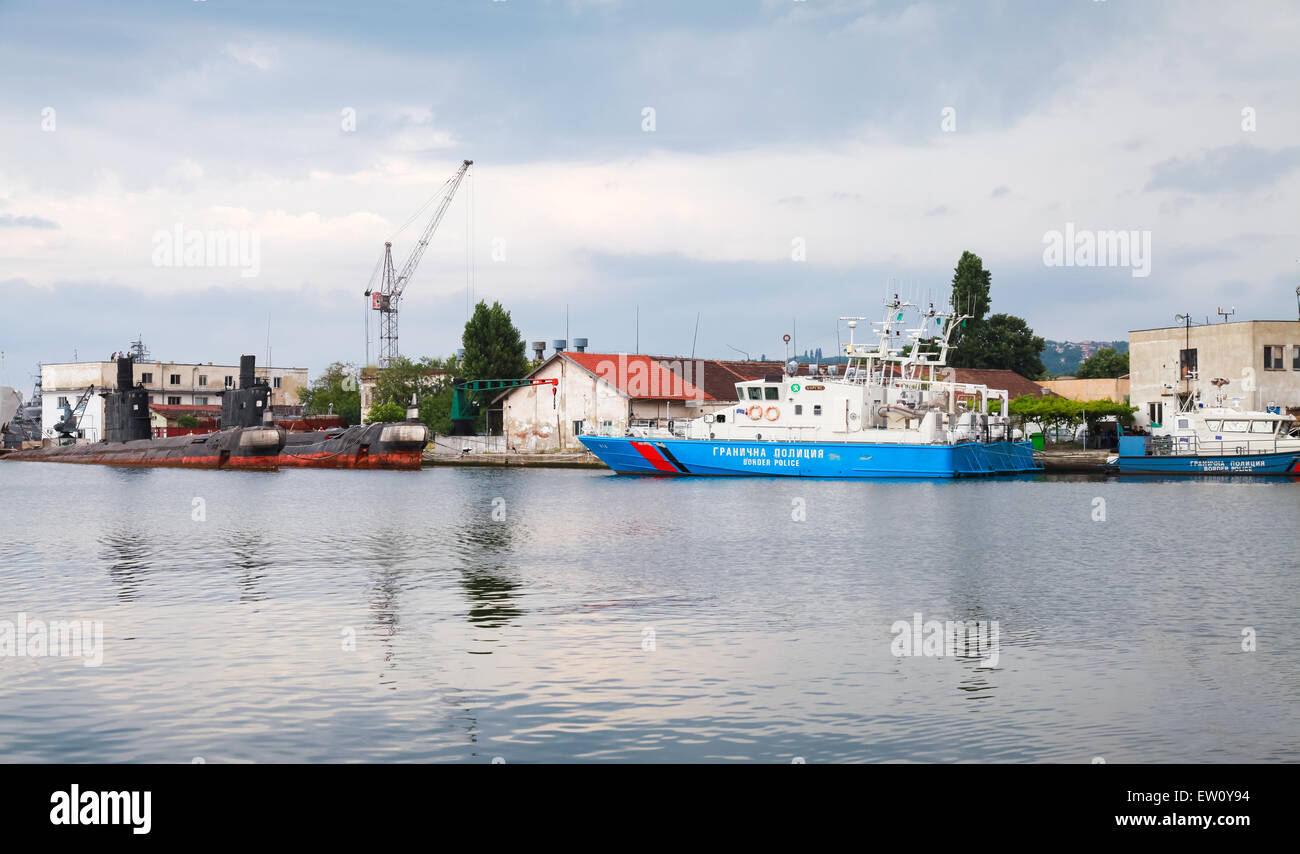 Varna, Bulgarie - 16 juillet 2014 : la police des frontières bulgare stand navires amarrés dans le port de Varna Banque D'Images