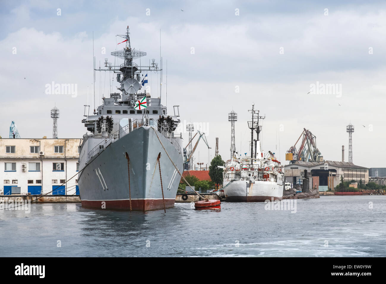 Varna, Bulgarie - 16 juillet 2014 : Frigate Smely bulgare de Varna Marine est amarré dans la base navale. La classe Koni est l r l'OTAN Banque D'Images