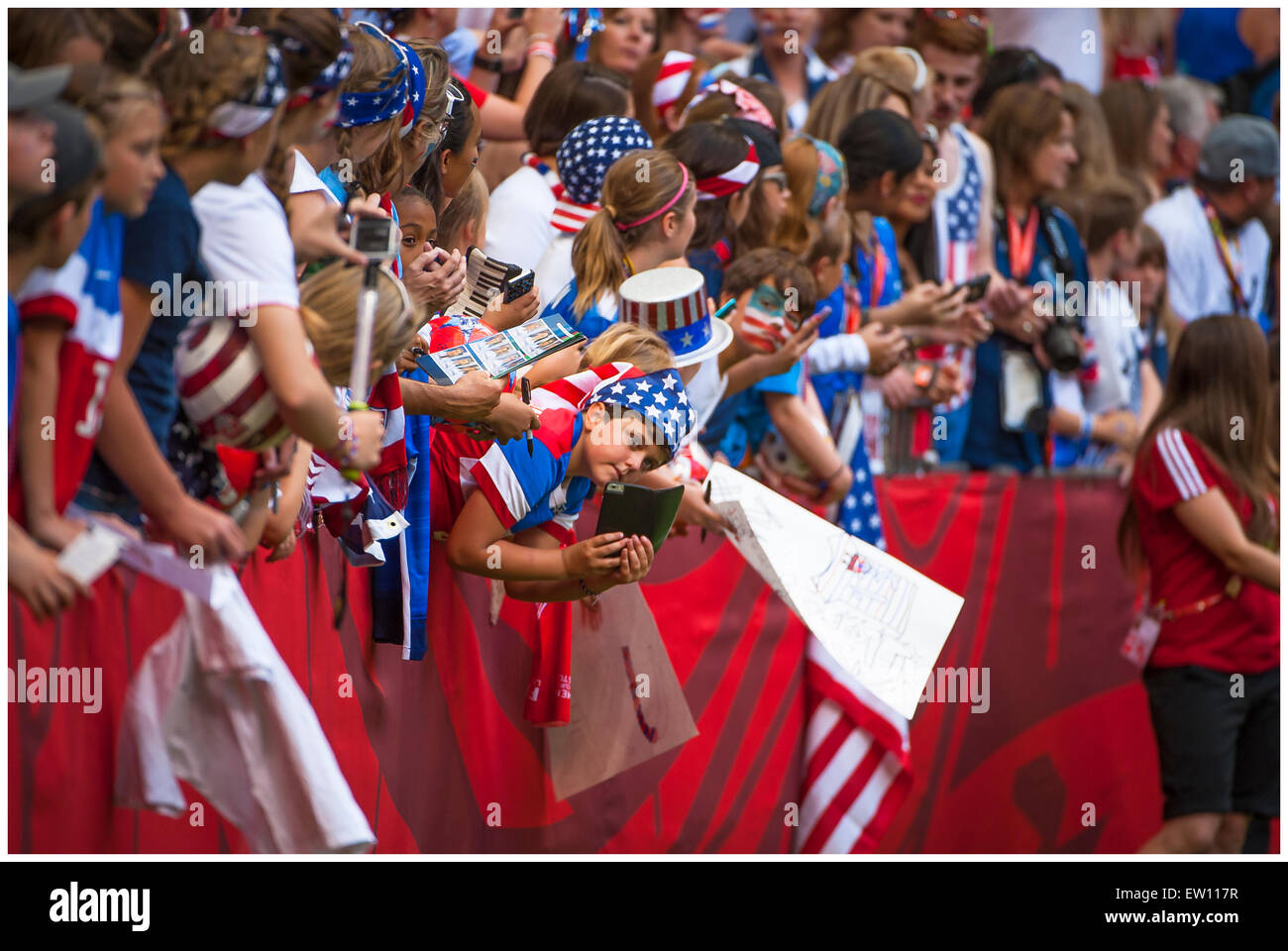 Vancouver, Canada - 16 juin 2015 : Team USA fans avant l'ouverture match entre le Nigeria et les Etats-Unis à la Coupe du Monde féminine de la FIFA Canada 2015 au BC Place Stadium. Crédit : Matt Jacques/Alamy Live News Banque D'Images Vancouver, Canada - 16 juin 2015 : Team USA fans avant l'ouverture match entre le Nigeria et les Etats-Unis à la Coupe du Monde féminine de la FIFA Canada 2015 au BC Place Stadium. Crédit : Matt Jacques/Alamy Live News Banque D'Images