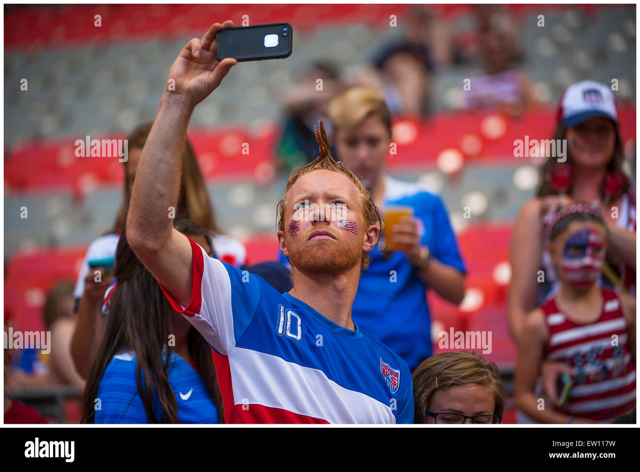 Vancouver, Canada - 16 juin 2015 : Team USA fans avant l'ouverture match entre le Nigeria et les Etats-Unis à la Coupe du Monde féminine de la FIFA Canada 2015 au BC Place Stadium. Crédit : Matt Jacques/Alamy Live News Banque D'Images Vancouver, Canada - 16 juin 2015 : Team USA fans avant l'ouverture match entre le Nigeria et les Etats-Unis à la Coupe du Monde féminine de la FIFA Canada 2015 au BC Place Stadium. Crédit : Matt Jacques/Alamy Live News Banque D'Images