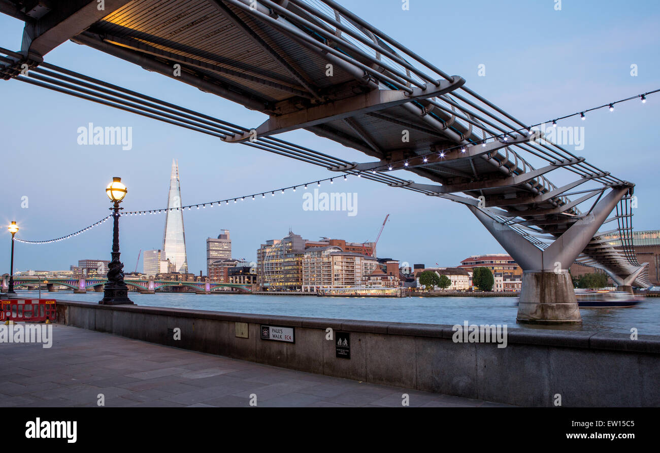 Le fragment de promenade le long de la rivière Thames à pied sous le Millennium Bridge at Night London UK Banque D'Images