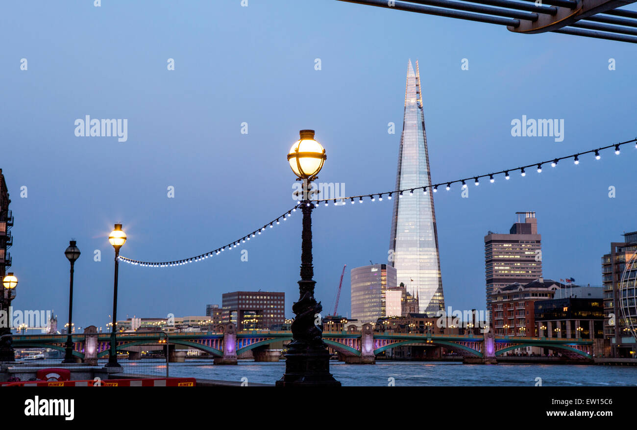 Le fragment de promenade le long de la rivière Thames à pied sous le Millennium Bridge at Night London UK Banque D'Images