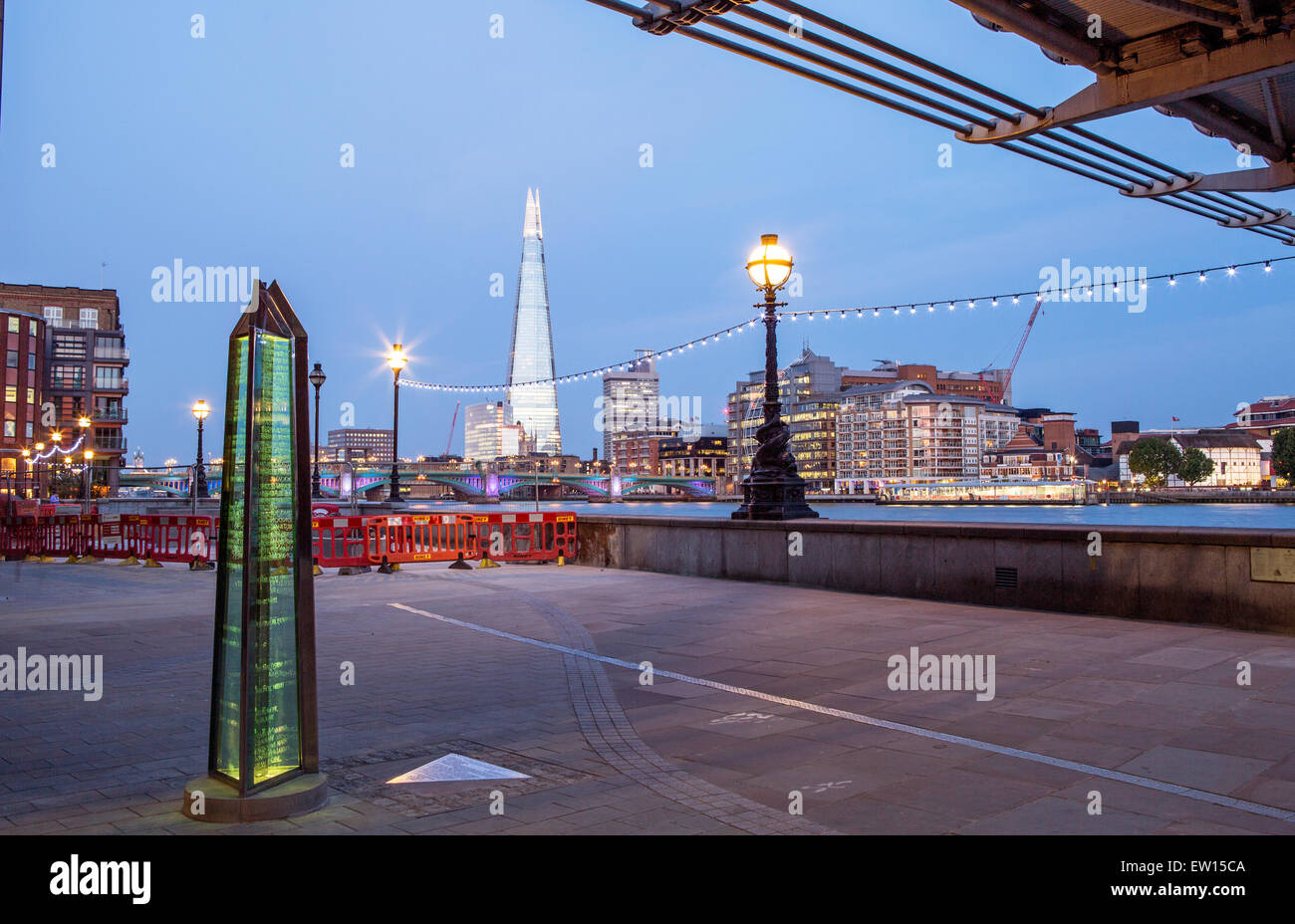 À pied de la Tamise et l'obélisque de verre sous le Millennium Bridge at Night London UK Banque D'Images