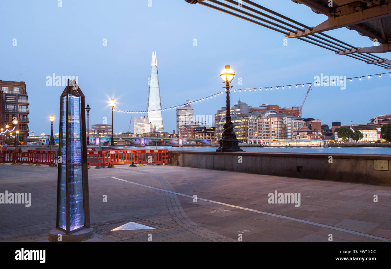 À pied de la Tamise et l'obélisque de verre sous le Millennium Bridge at Night London UK Banque D'Images