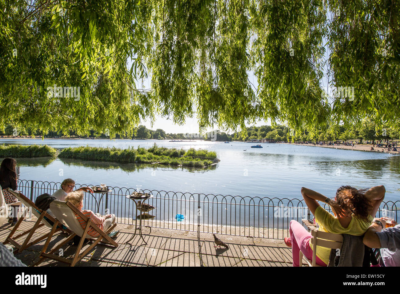 Les gens assis dans la Serpentine Cafe Hyde Park London UK Banque D'Images