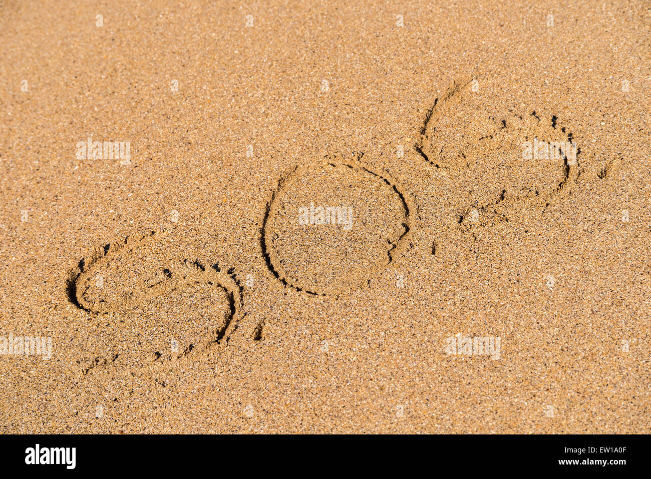 Help Sign dessiné sur le sable de la plage Banque D'Images