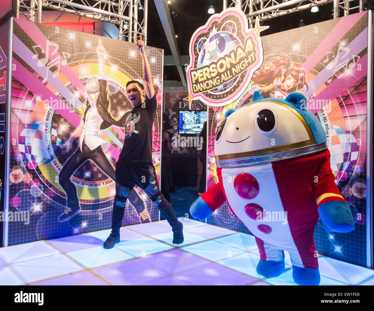 Los Angeles, USA. 16 Juin, 2015. Un visiteur essaie un nouveau jeu lors de l'électronique et de l'Entertainment Expo (E3) à la Convention Center de Los Angeles, États-Unis, le 16 juin 2015. Credit : Zhao Hanrong/Xinhua/Alamy Live News Banque D'Images Los Angeles, USA. 16 Juin, 2015. Un visiteur essaie un nouveau jeu lors de l'électronique et de l'Entertainment Expo (E3) à la Convention Center de Los Angeles, États-Unis, le 16 juin 2015. Credit : Zhao Hanrong/Xinhua/Alamy Live News Banque D'Images