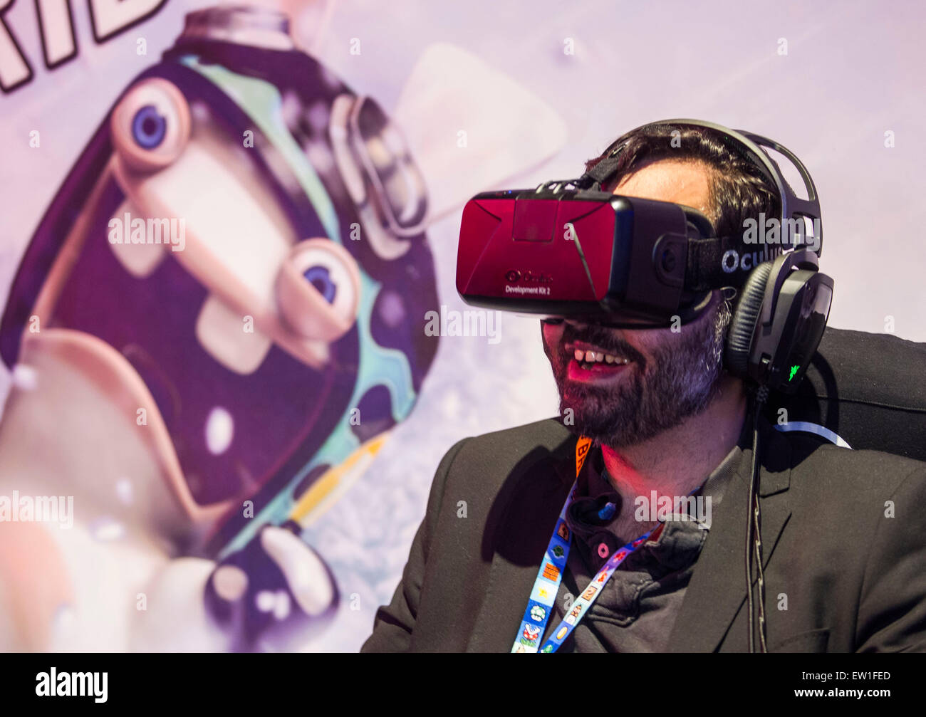 Los Angeles, USA. 16 Juin, 2015. Un visiteur essaie un nouveau jeu lors de l'électronique et de l'Entertainment Expo (E3) à la Convention Center de Los Angeles, États-Unis, le 16 juin 2015. Credit : Zhao Hanrong/Xinhua/Alamy Live News Banque D'Images Los Angeles, USA. 16 Juin, 2015. Un visiteur essaie un nouveau jeu lors de l'électronique et de l'Entertainment Expo (E3) à la Convention Center de Los Angeles, États-Unis, le 16 juin 2015. Credit : Zhao Hanrong/Xinhua/Alamy Live News Banque D'Images