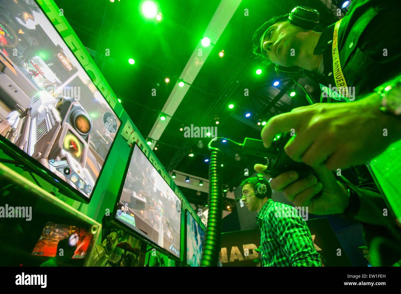 Los Angeles, USA. 16 Juin, 2015. Les visiteurs d'essayer de nouveaux jeux au cours de l'électronique et de l'Entertainment Expo (E3) à la Convention Center de Los Angeles, États-Unis, le 16 juin 2015. Credit : Zhao Hanrong/Xinhua/Alamy Live News Banque D'Images Los Angeles, USA. 16 Juin, 2015. Les visiteurs d'essayer de nouveaux jeux au cours de l'électronique et de l'Entertainment Expo (E3) à la Convention Center de Los Angeles, États-Unis, le 16 juin 2015. Credit : Zhao Hanrong/Xinhua/Alamy Live News Banque D'Images