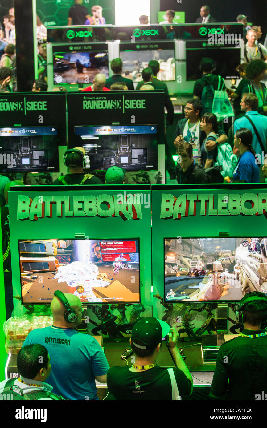 Los Angeles, USA. 16 Juin, 2015. Les visiteurs d'essayer de nouveaux jeux au cours de l'électronique et de l'Entertainment Expo (E3) à la Convention Center de Los Angeles, États-Unis, le 16 juin 2015. Credit : Zhao Hanrong/Xinhua/Alamy Live News Banque D'Images Los Angeles, USA. 16 Juin, 2015. Les visiteurs d'essayer de nouveaux jeux au cours de l'électronique et de l'Entertainment Expo (E3) à la Convention Center de Los Angeles, États-Unis, le 16 juin 2015. Credit : Zhao Hanrong/Xinhua/Alamy Live News Banque D'Images