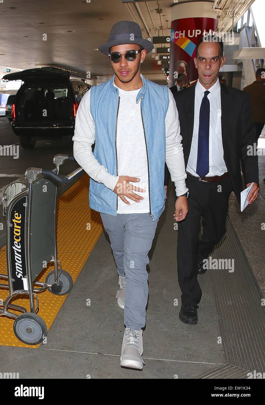 Lewis Hamilton, portant une paire de Adidas Yeezy Kanye West x 750 Boost,  arrive à l'Aéroport International de Los Angeles (LAX) sur un vol en  provenance de Londres comprend : Lewis Hamilton