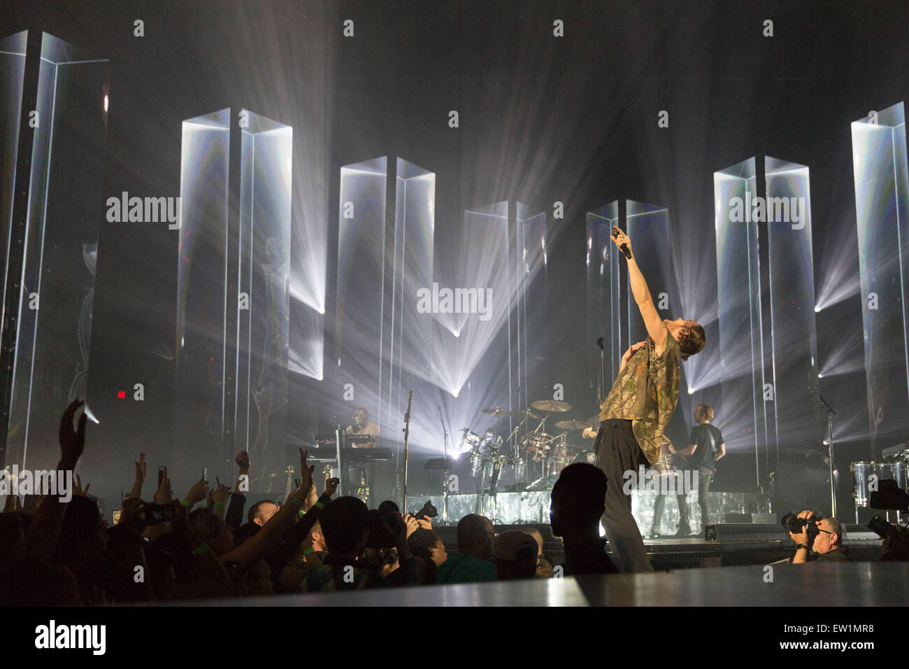 Rosemont, Illinois, USA. 15 Juin, 2015. Singer DAN REYNOLDS de Imagine Dragons il se produit sur scène à l'Allstate Arena à Rosemont, Illinois © Daniel DeSlover/ZUMA/Alamy Fil Live News Banque D'Images