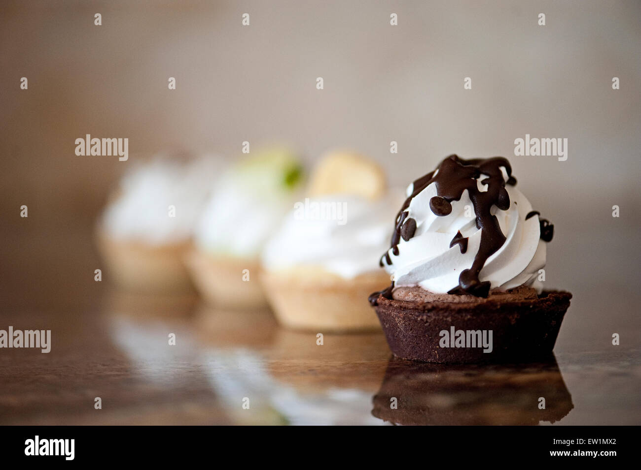 Tartelettes avec Focus sélectif sur tarte au chocolat Banque D'Images