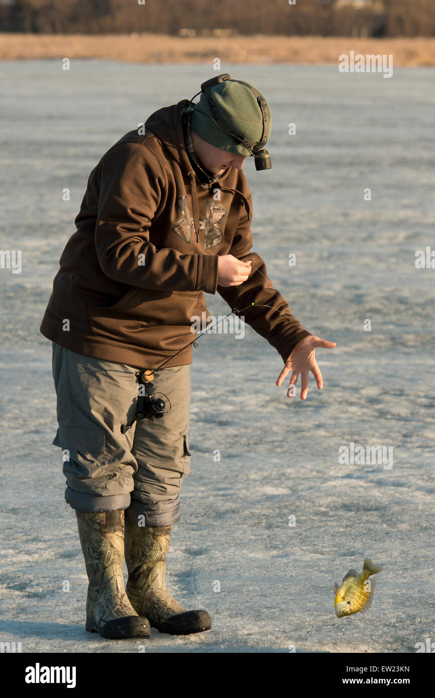 Garçon de la pêche sur glace Banque D'Images