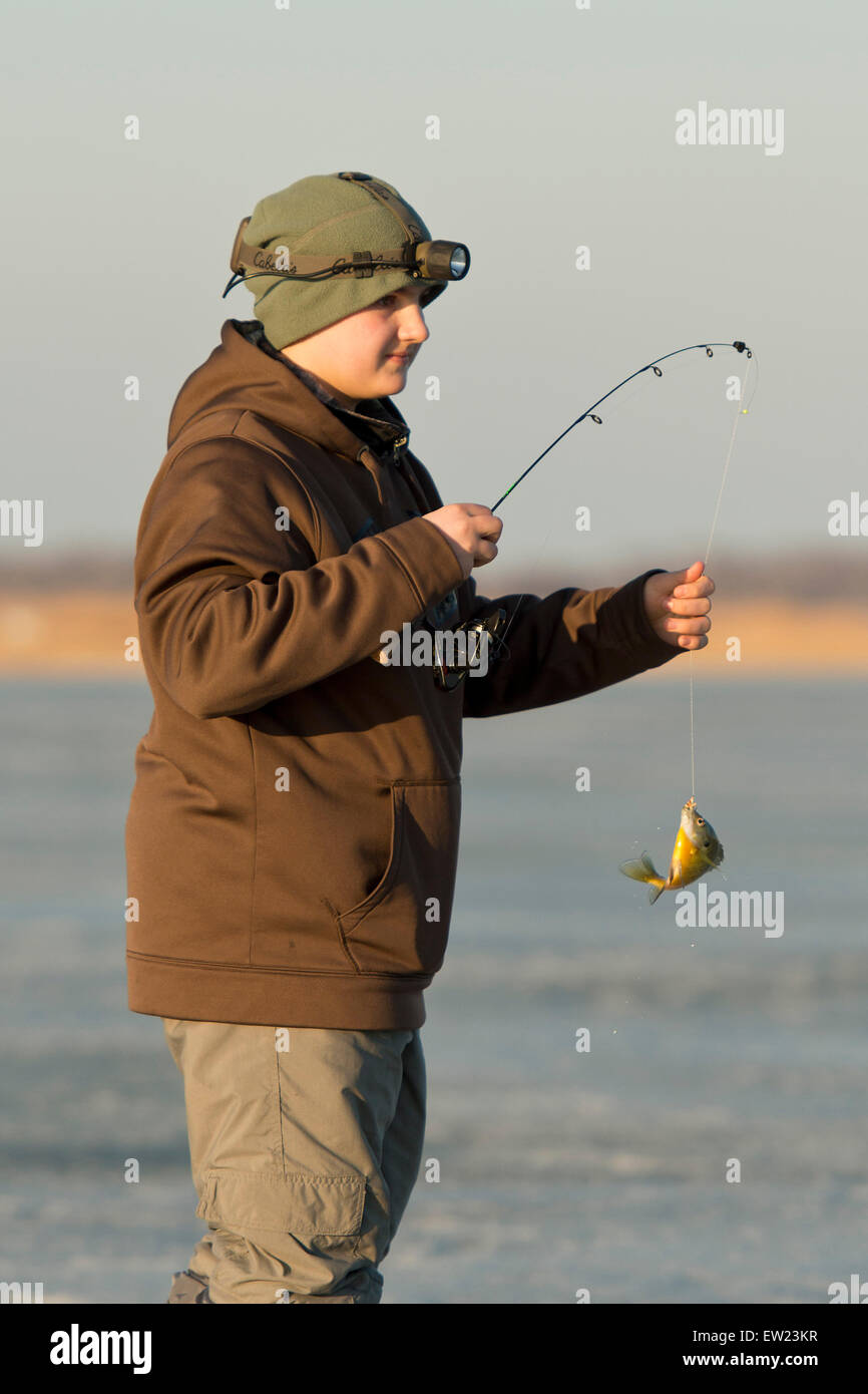 Garçon de la pêche sur glace Banque D'Images