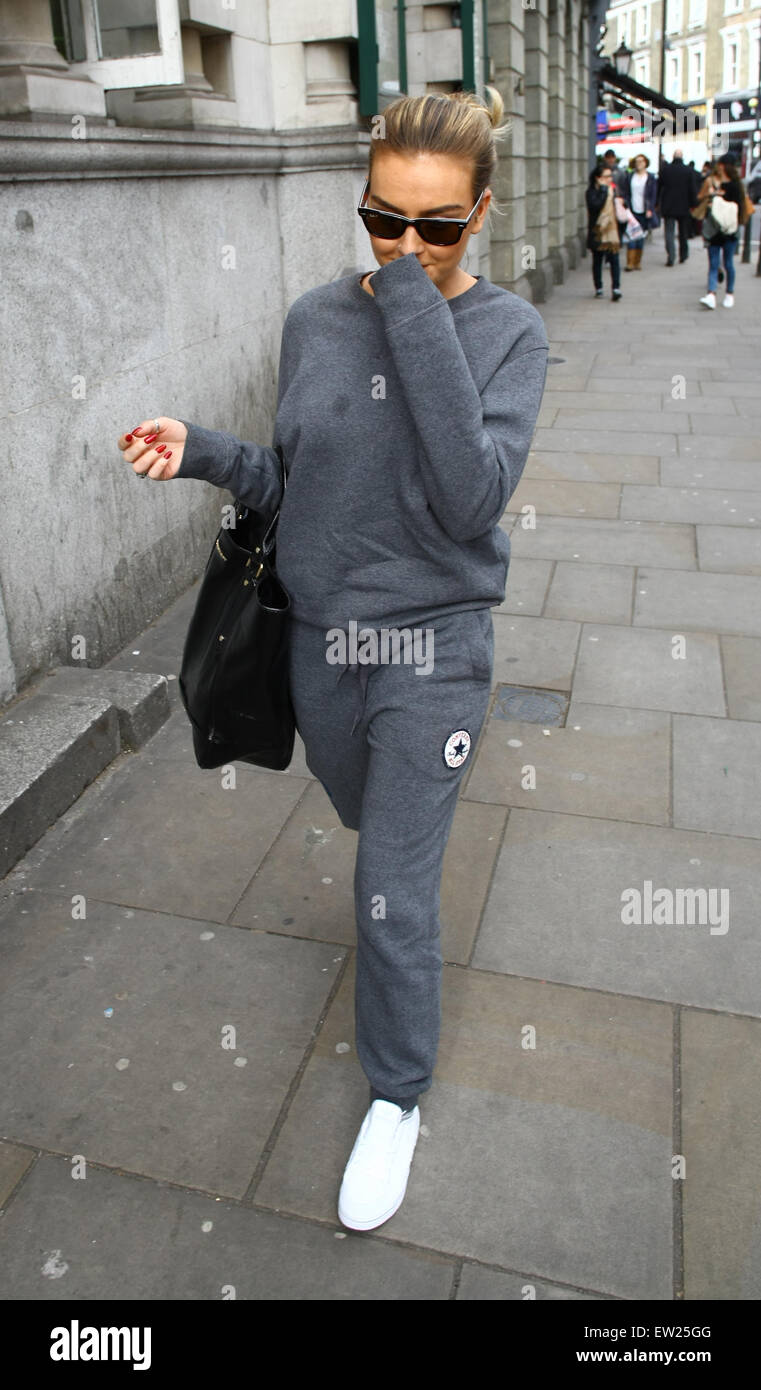M lange peu vu quitter un studio d enregistrement. Perrie arborant