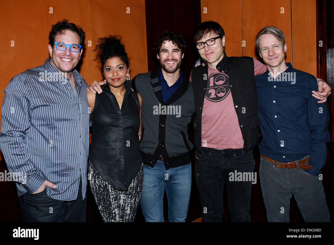 Photo à venir appel à cast changer à Hedwig and the Angry Inch a tenu à l'agneau's Club. Avec : Michael Mayer, Rebecca Naomi Jones, Darren Criss, Stephen Trask, John Cameron Mitchell Où : New York City, New York, United States Quand : 08 Avr 2015 C Banque D'Images