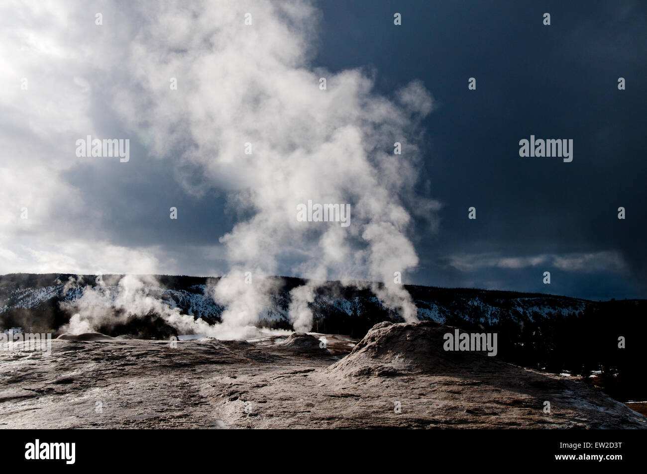 Upper geyser Basin en hiver dans le Parc National de Yellowstone près de Old Faithful Geyser. Banque D'Images