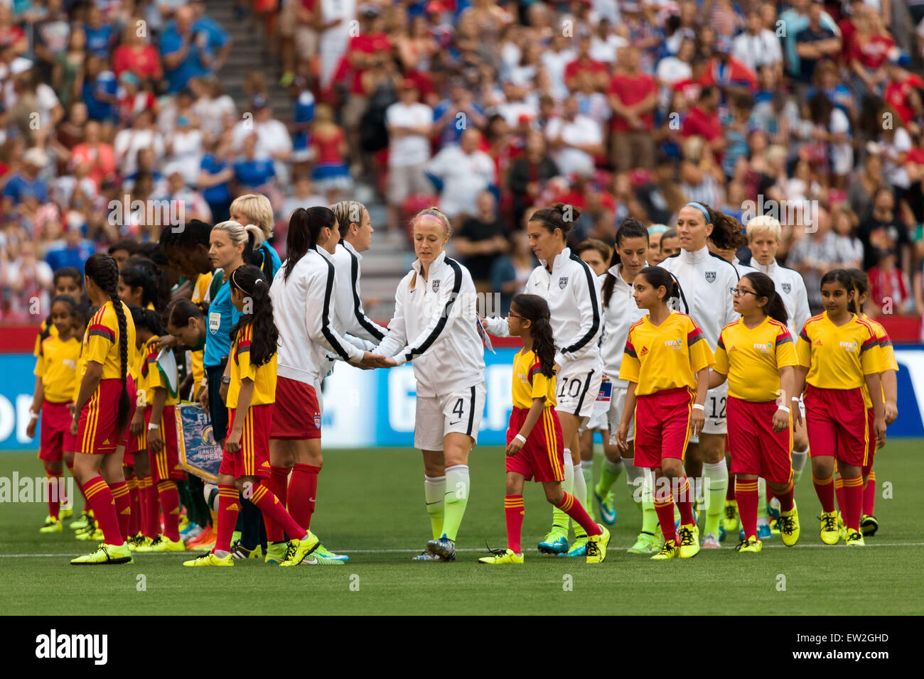 Vancouver, Canada. 16 Juin, 2015. L'équipe américaine entre dans le stade pour un groupe d match lors de la Coupe du Monde féminine de la FIFA Canada 2015 entre le Nigeria et les USA au stade BC Place le 16 juin 2015 à Vancouver, Canada. Bas Sydney/Cal Sport Media. Credit : Cal Sport Media/Alamy Live News Banque D'Images